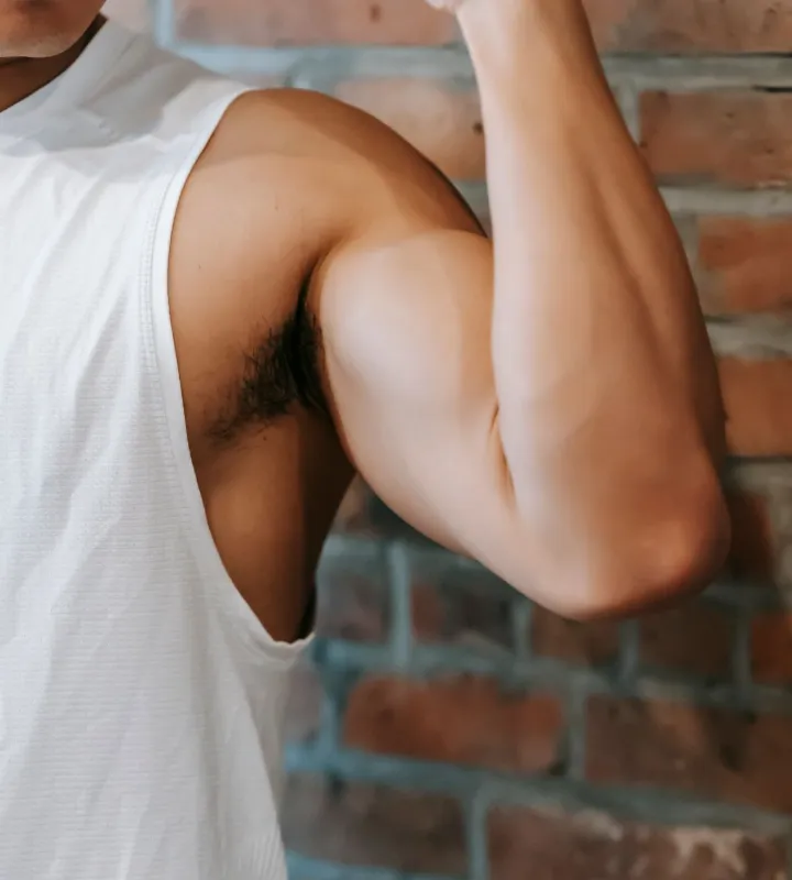 Épilation laser des bras et des aisselles pour homme