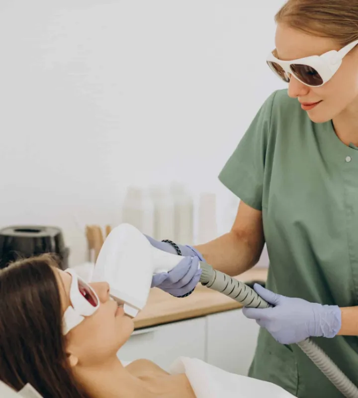 Séance d'épilation laser du visage avec lunettes de protection