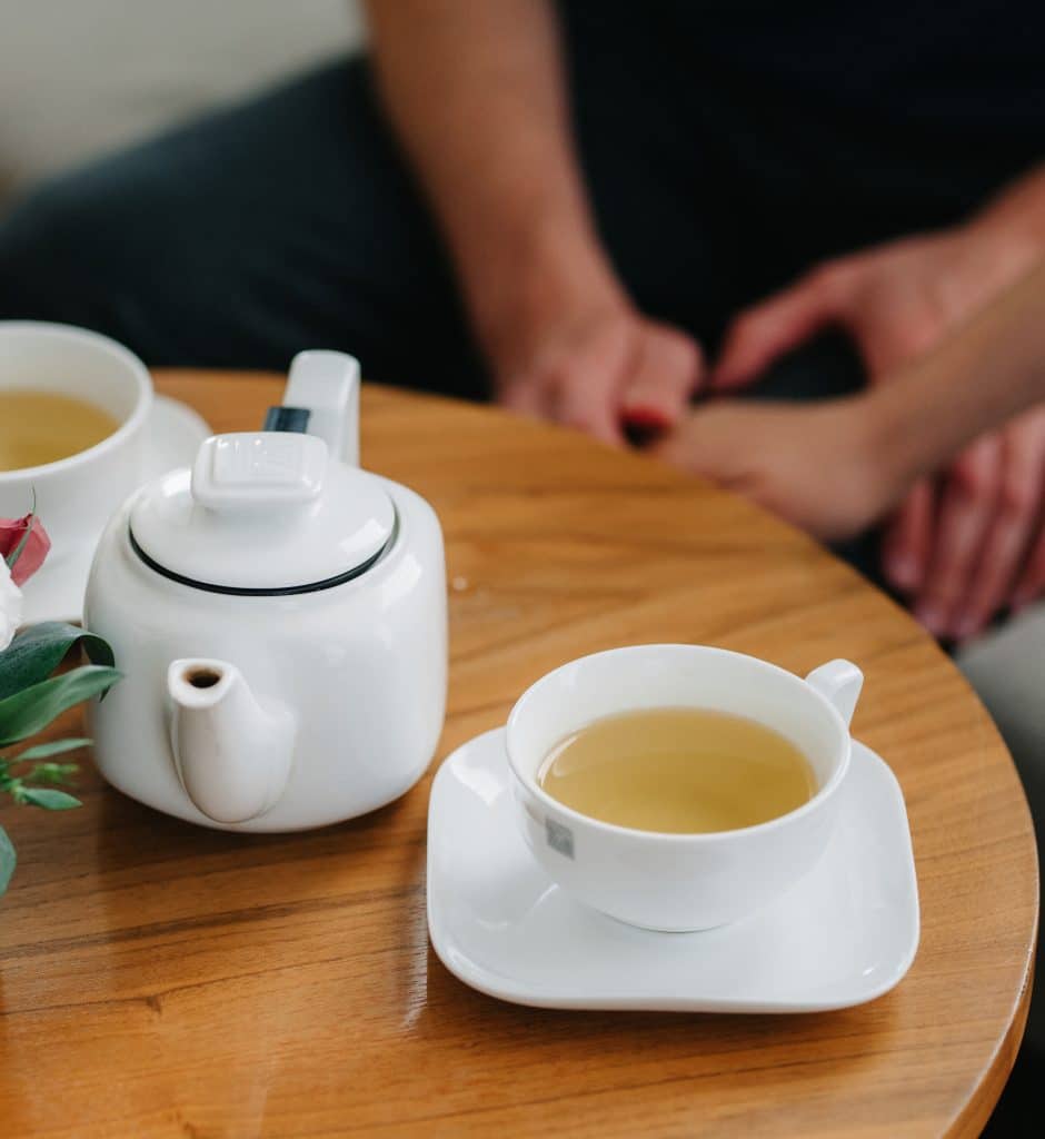 tasses de thé en porcelaine sur table